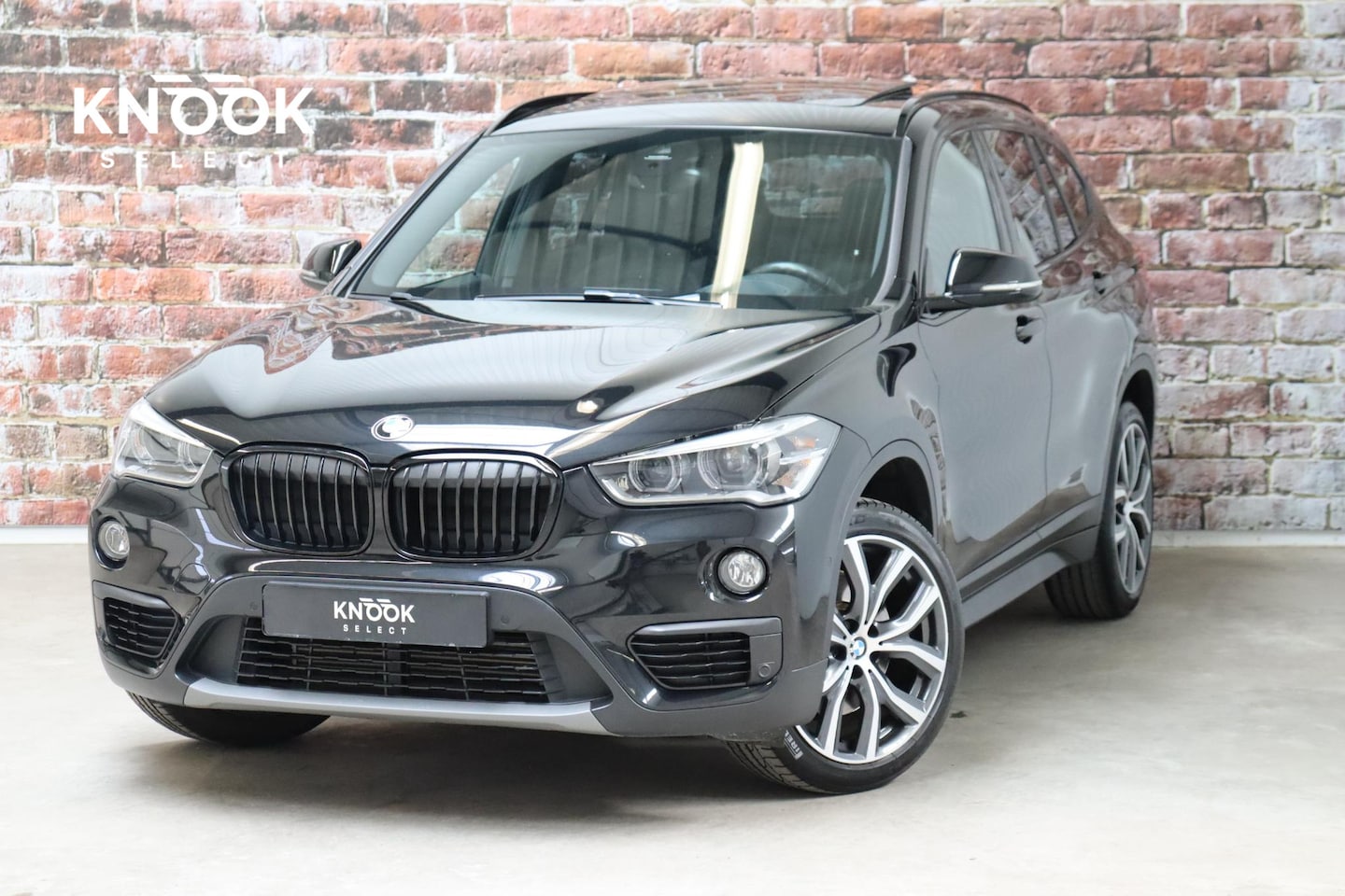BMW X1 - sDrive20i High Executive Automaat / Navigatiesysteem Plus / Panoramadak / Leder / Head-Up - AutoWereld.nl