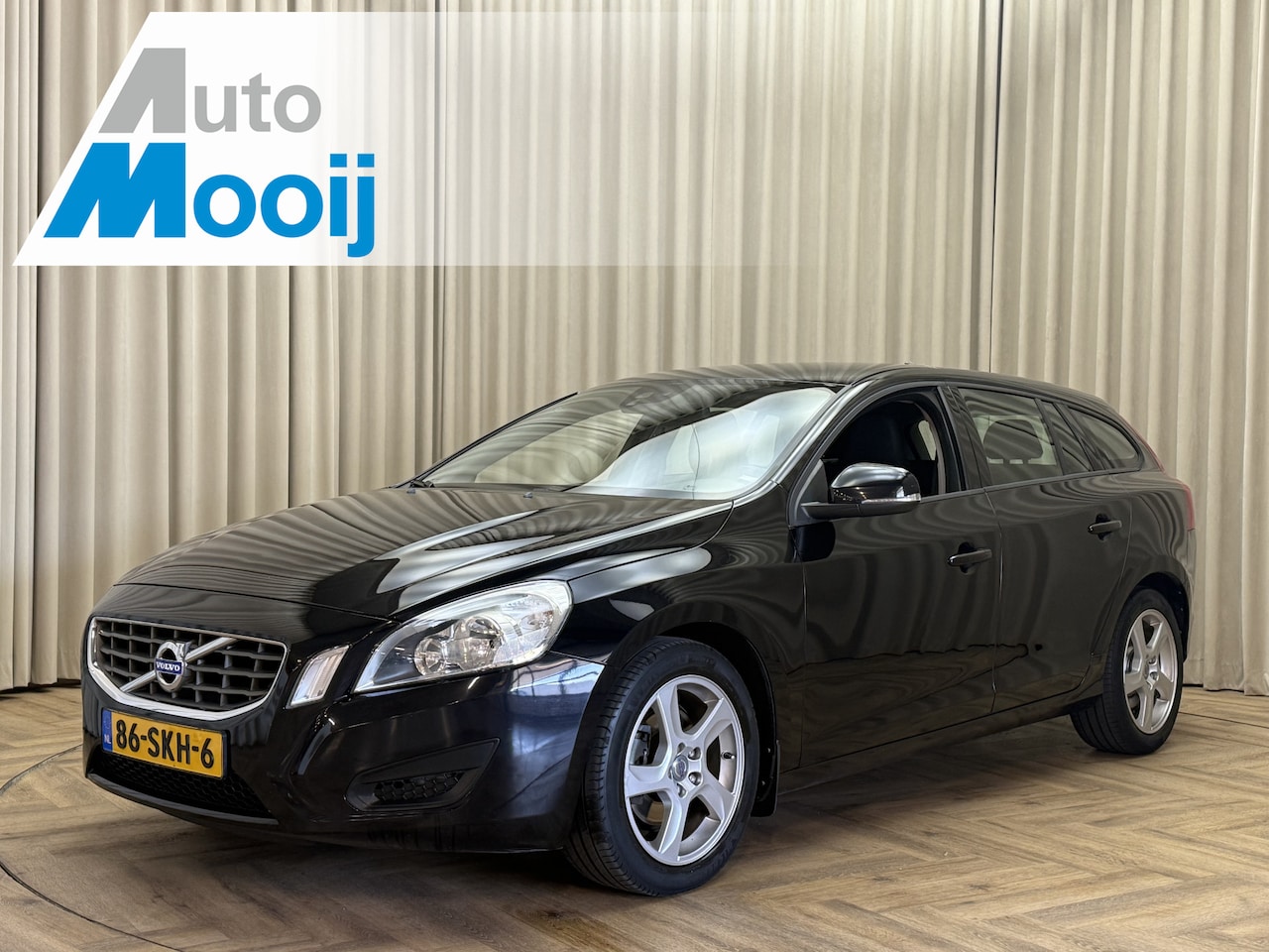 Volvo V60 - 2.0 D3 Kinetic Automaat / Org.NL! / Cruise / Navigatie / ECC Clima / Trekhaak / PDC / 16'' - AutoWereld.nl