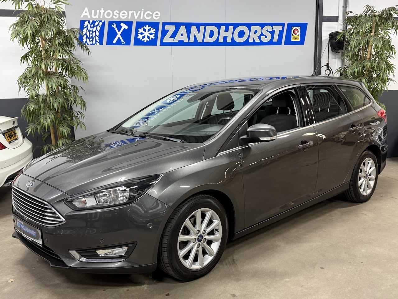 Ford Focus Wagon - 1.0 Titanium // Voorruitverw. // Navi // LM Velgen - AutoWereld.nl
