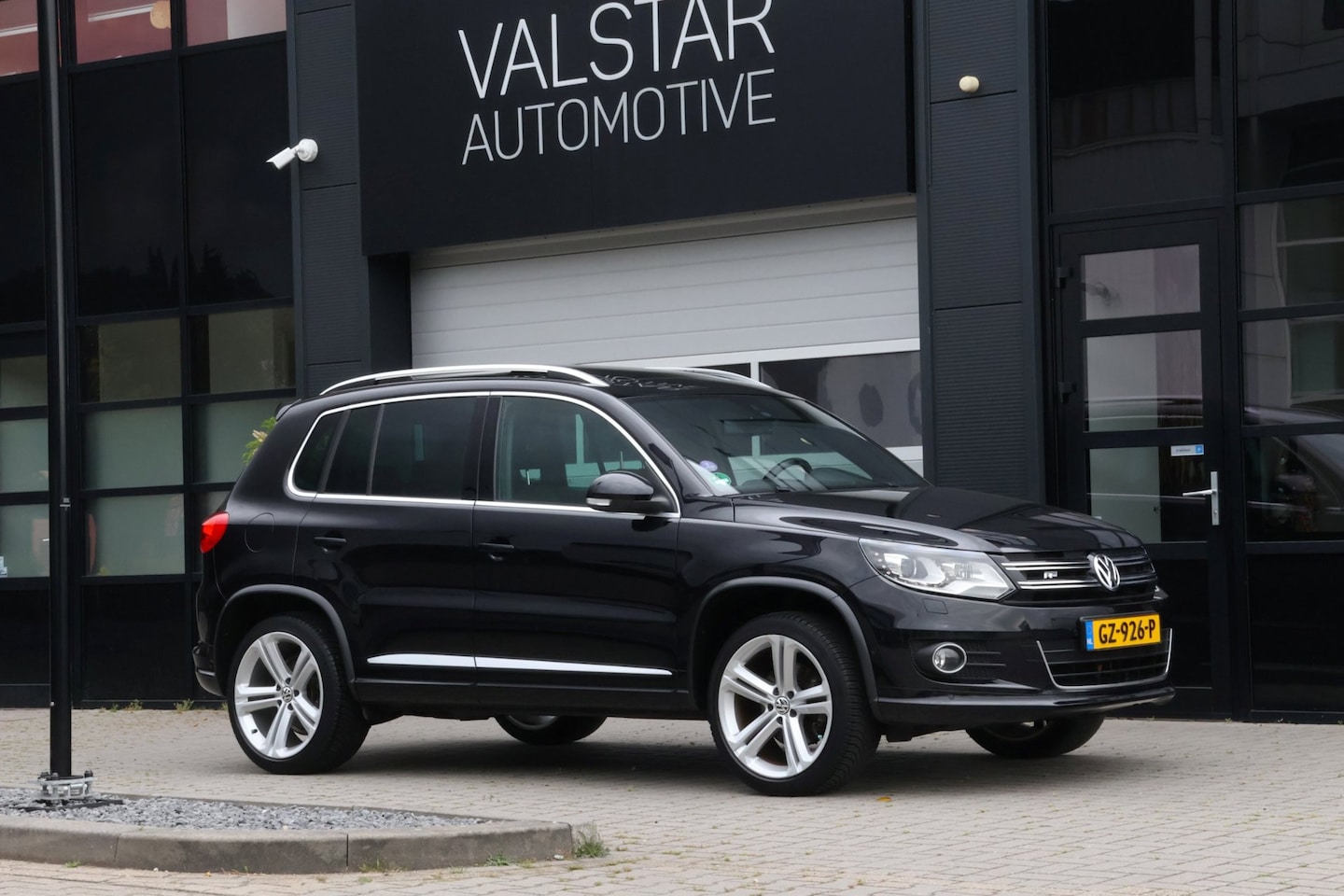 Volkswagen Tiguan - 1.4 TSI R-Line | LED/-XENON | PANORAMA | TREKHAAK | ORG. NL geleverd - AutoWereld.nl