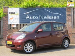Daihatsu Sirion 2 - 1.0-12V Exclusive | AIRCO | LICHTMETALEN VELGEN | TREKHAAK | CV OP AFSTAND |