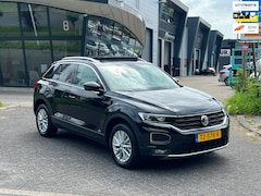 Volkswagen T-Roc - 1.0 TSI 6-Bak LED PANO CARPLAYY NAP