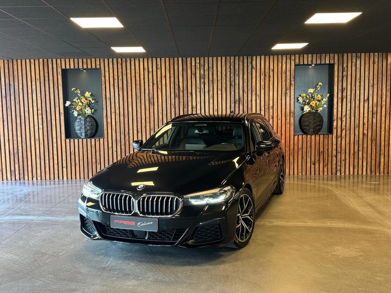 BMW 5-serie Touring - 520d Business Edition Plus / Camera / Stuurverwarming / Sfeerverlichting / Carplay / DAB / - AutoWereld.nl