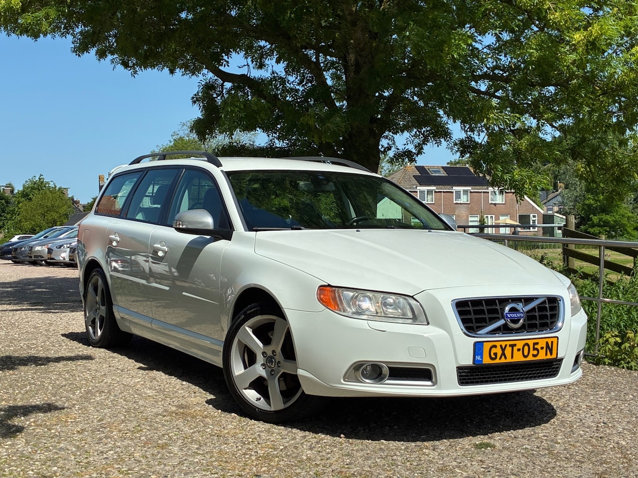 Volvo V70 - 2.5T Summum | R-Design + Clima + Cruise + Leder nu € 10.975,-!!! - AutoWereld.nl