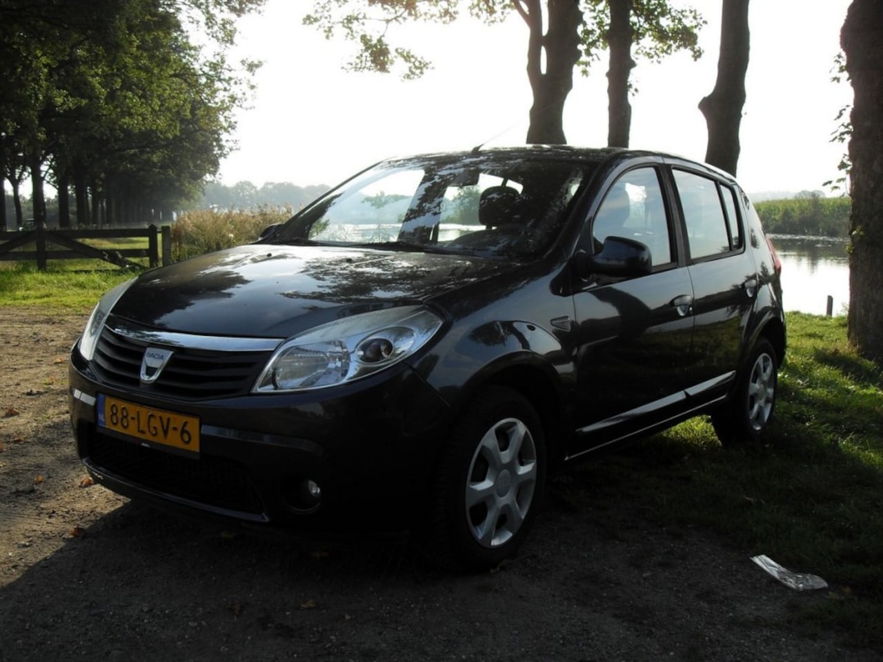 Dacia Sandero - Sandero 1.2 Laurate  5DRS. NWE. APK! - AutoWereld.nl