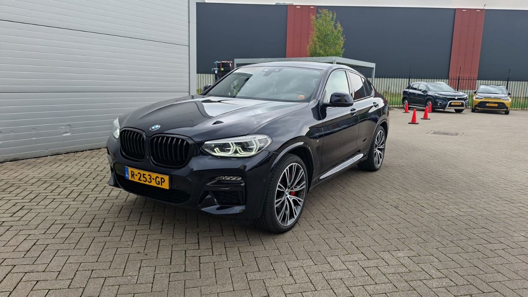 BMW X4 - M40i M-sport | panoramadak | head-up display | 360 camera | elektrische trekhaak | keyless - AutoWereld.nl