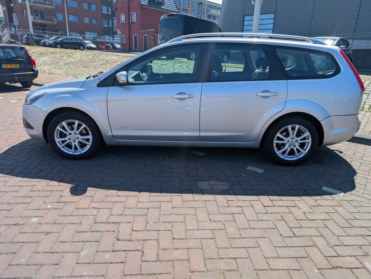 Ford Focus Wagon - 1.8 Titanium Nieuwe APK - Trekhaak - incl. winterset - Distributieketting! - AutoWereld.nl