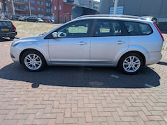 Ford Focus Wagon - 1.8 Titanium Nieuwe APK - Trekhaak - incl. winterset - Distributieketting!