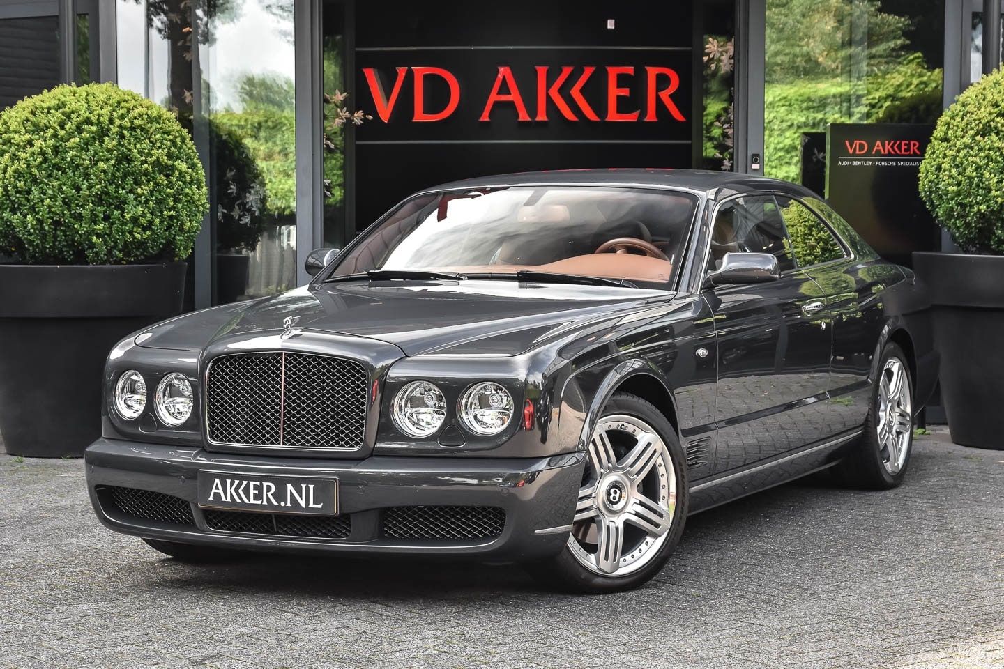 Bentley Brooklands - 6.75 V8 (1 of 550) 18.680 km | Tatan Grey | Saddle - AutoWereld.nl