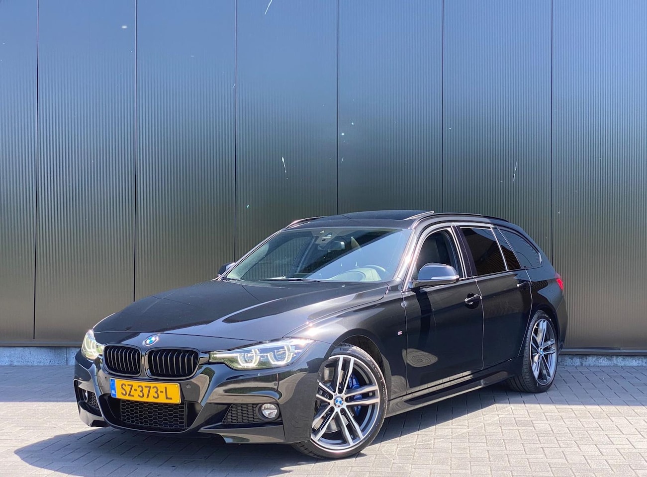 BMW 3-serie Touring - 330i Edition Sport Line Shadow Executive M-sport | Panodak | Harman/Kardon | Leder | Trekh - AutoWereld.nl