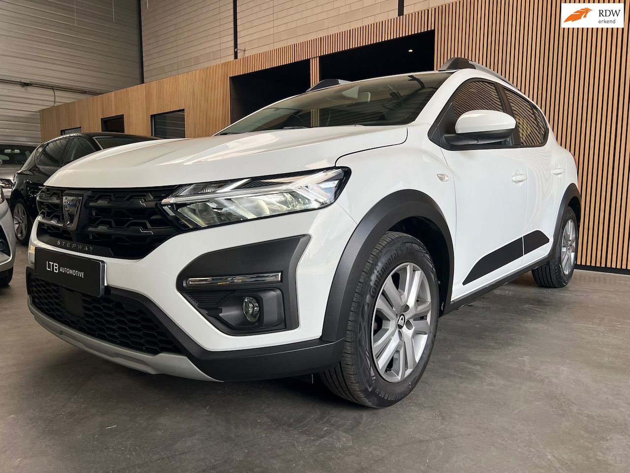 Dacia Sandero Stepway - 1.0 TCe 90 Comfort Automaat|Cruise|Carplay|Parksensor - AutoWereld.nl