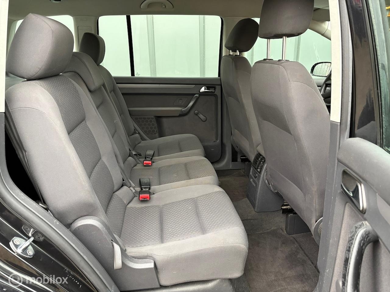 Volkswagen Touran - 1.6-16V FSI Business NAP//AIRCO//CRUISE//TREKHAAK//ELEC.RAMEN