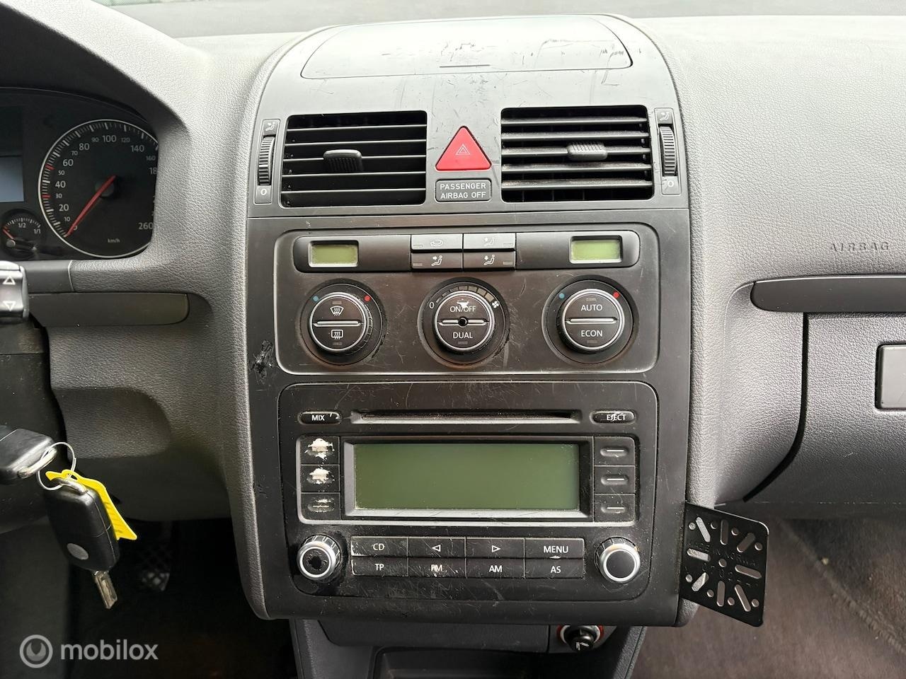 Volkswagen Touran - 1.6-16V FSI Business NAP//AIRCO//CRUISE//TREKHAAK//ELEC.RAMEN