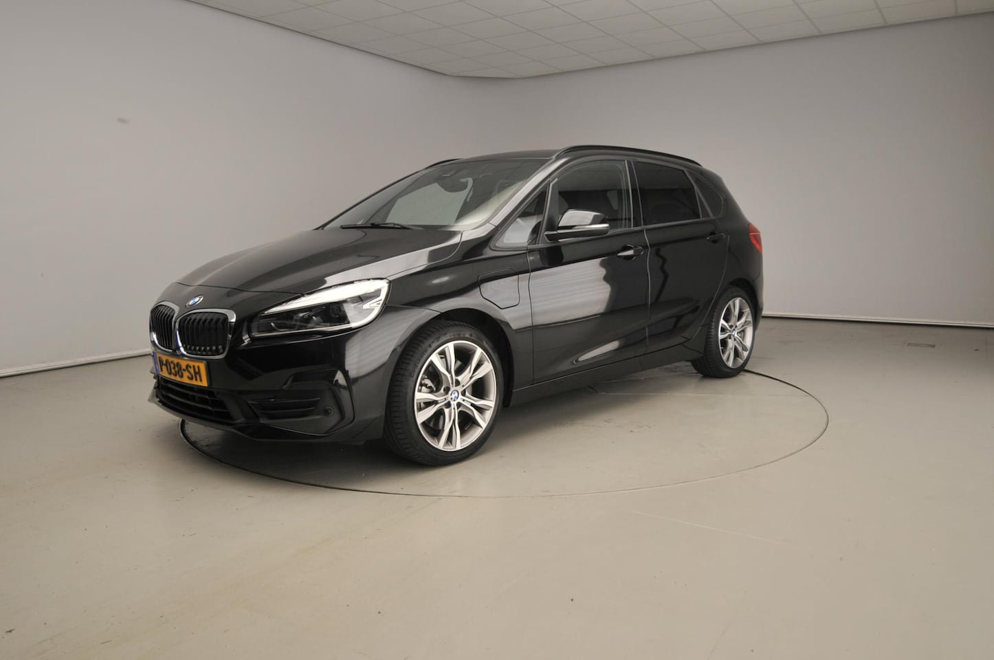 BMW 2-serie Active Tourer - 225xe | LED | Navigatie | Sportstoelen | Stoelverwarming | Keyles go | DAB | Hifi speakers - AutoWereld.nl