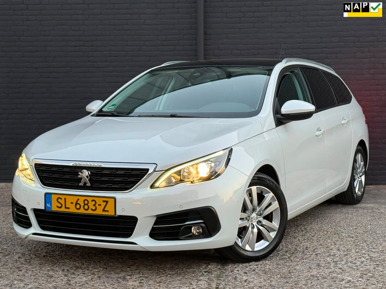Peugeot 308 SW - 1.6 BlueHDI Blue Lease Executive NAVI | CARPLAY | PANO | PDC | TREKHAAK | NWE APK - AutoWereld.nl
