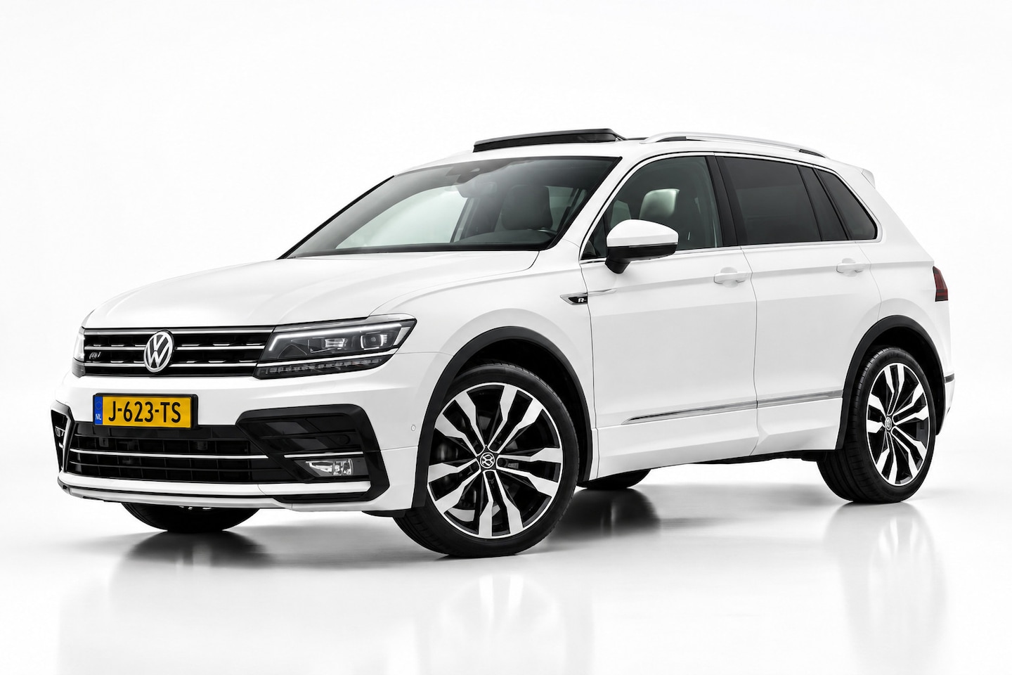 Volkswagen Tiguan - 1.5 TSI ACT R-Line | TREKHAAK | CAMERA | STOELVERWARMING | NAP | PANORAMADAK - AutoWereld.nl
