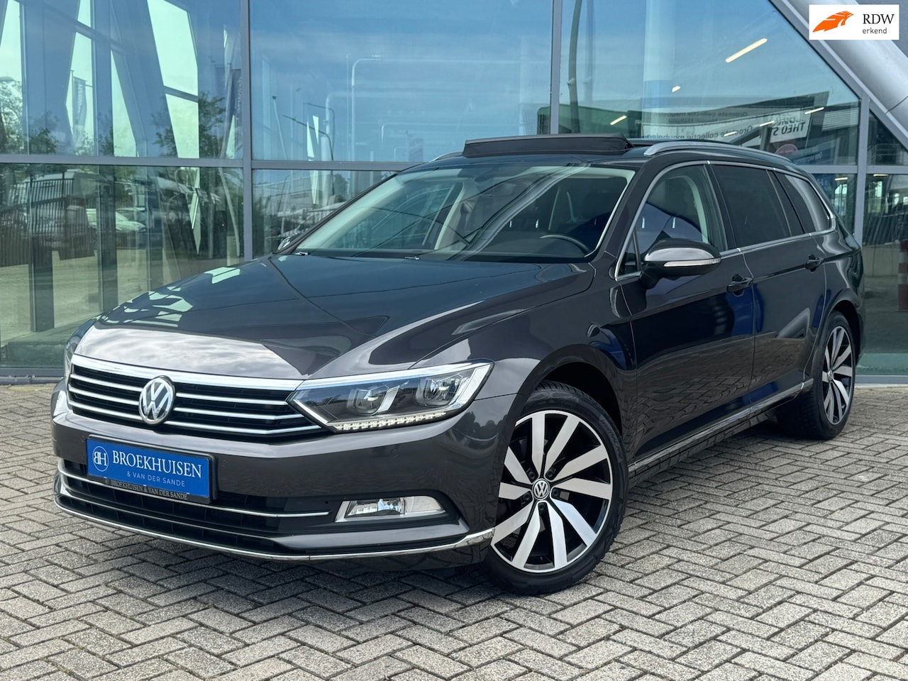 Volkswagen Passat Variant - 1.8 TSI Business Edition R 180pk Automaat / Schuifdak / Leder / Trekhaak - AutoWereld.nl
