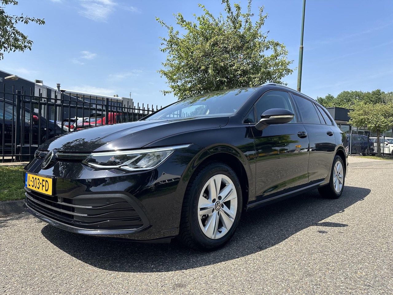 Volkswagen Golf Variant - 1.0 TSI 110pk Life Lounge Winter pakket Apple Carplay - AutoWereld.nl
