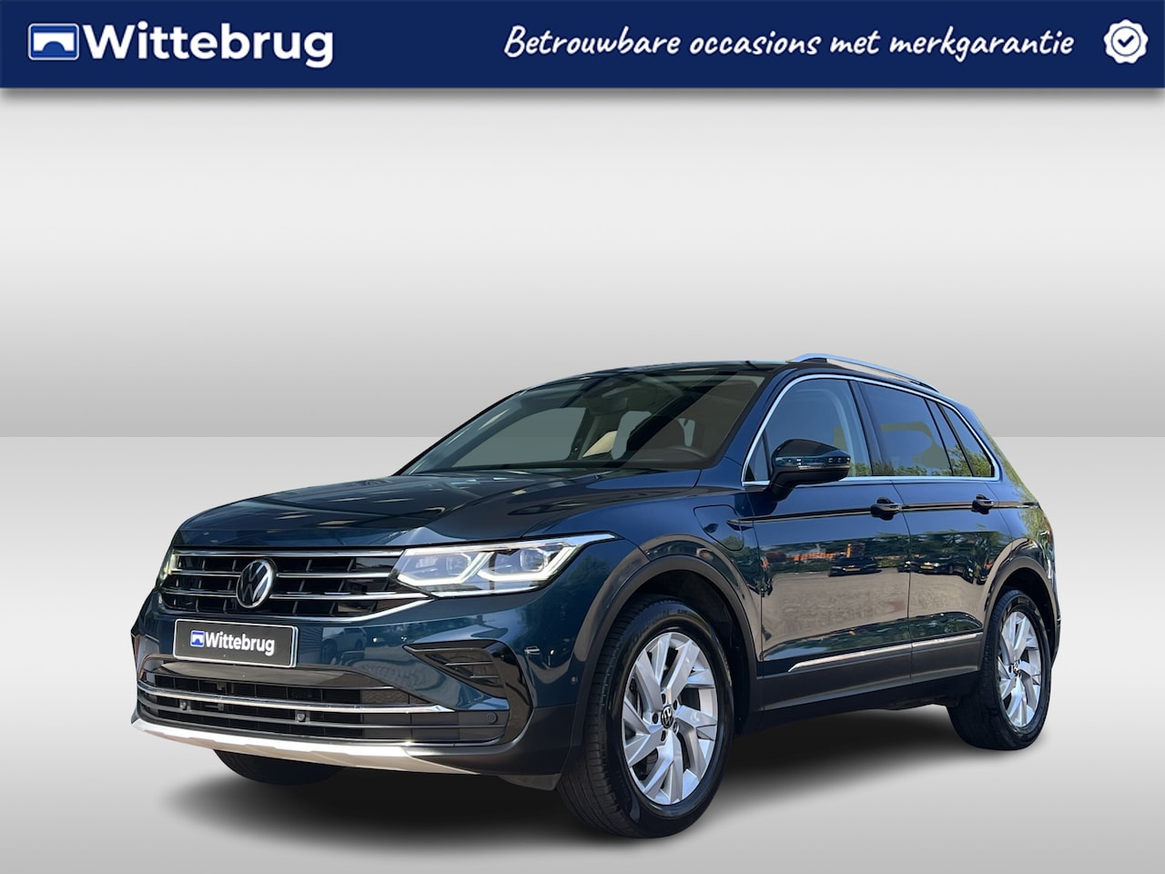 Volkswagen Tiguan - 1.4 TSI 245pk DSG eHybrid Elegance / Panorama dak / Trekhaak / Achteruitrij camera / 18'' - AutoWereld.nl