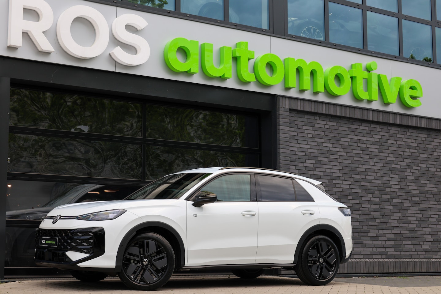 Volkswagen T-Roc - 1.5 eTsi R-Line First Edition | NIEUW MODEL | BTW | CAMERA | ACC | STUURVERWARMING | - AutoWereld.nl