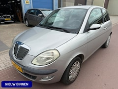 Lancia Y(psilon) - Ypsilon 1.4-16V Argento APK dec-2026 Prima auto nog BJ. 203 met elektrische ramen, radio/C