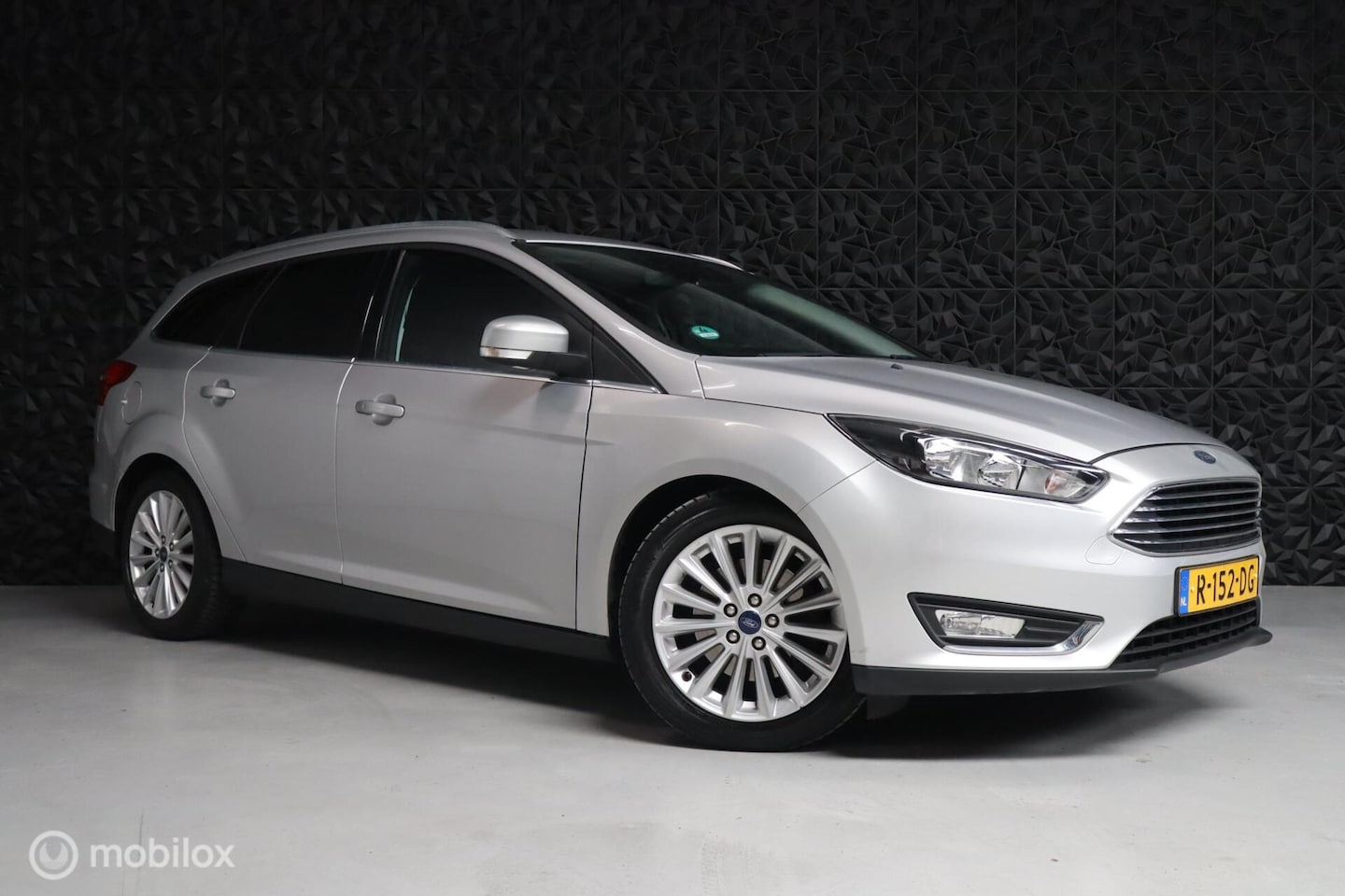 Ford Focus Wagon - 1.5 Titanium | AC | PDC | ESP | Start&Stop - AutoWereld.nl