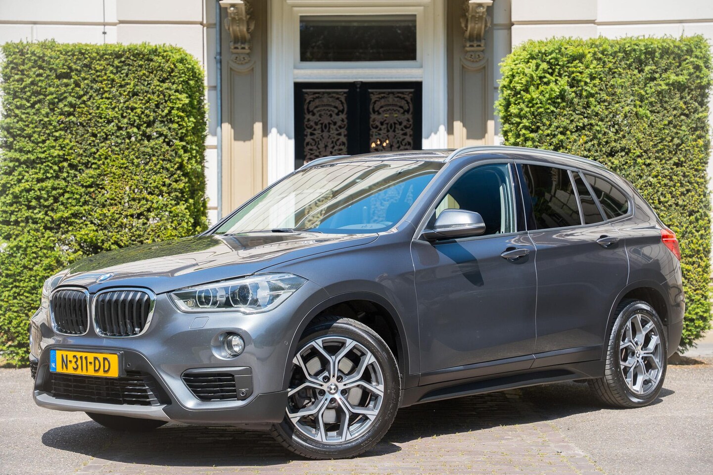 BMW X1 - xDrive20i High Executive TREKHAAK | PANO | ADAPTIVE | KEYLESS | CAMERA | STUURVERW - AutoWereld.nl