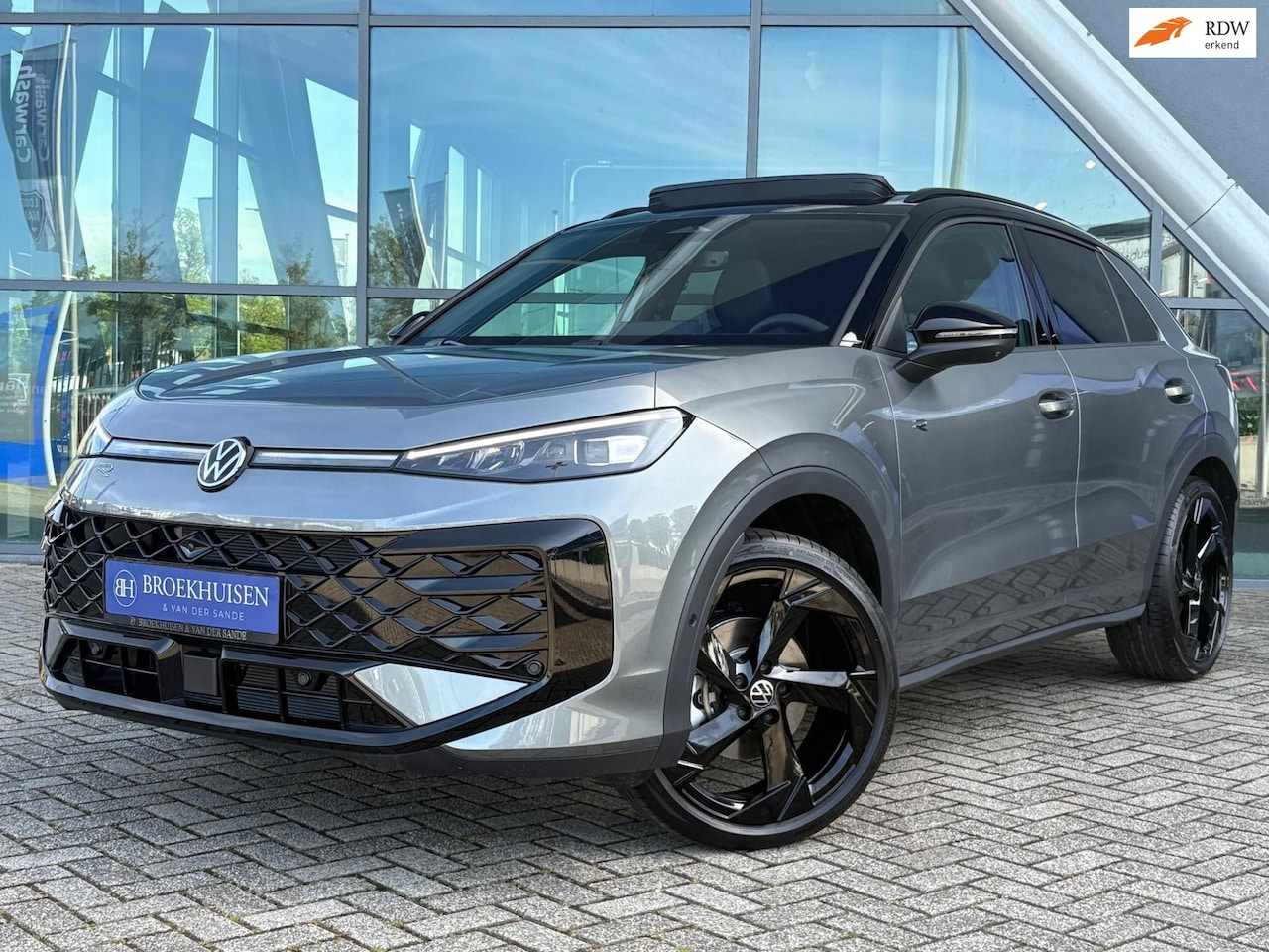 Volkswagen T-Roc - 1.5 eTsi R-Line First Edition HU Display / 360 Camera / Harmon Kardon - AutoWereld.nl