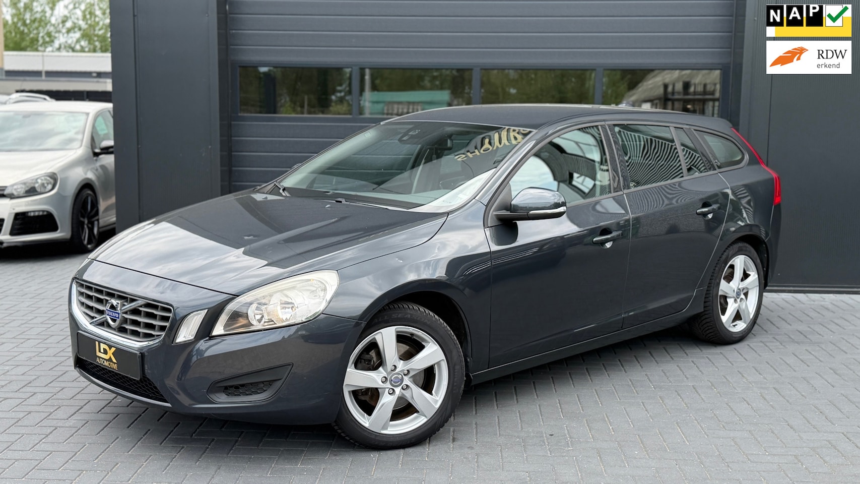 Volvo V60 - 1.6 T3 Kinetic Automaat|Cruise|Navi - AutoWereld.nl