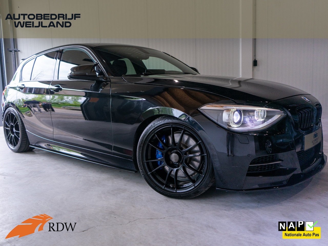 BMW 1-serie - M135i xDrive High Executive 320PK N55 6 Cilinder I Carplay I Alcantara custom M-stuur  I L - AutoWereld.nl