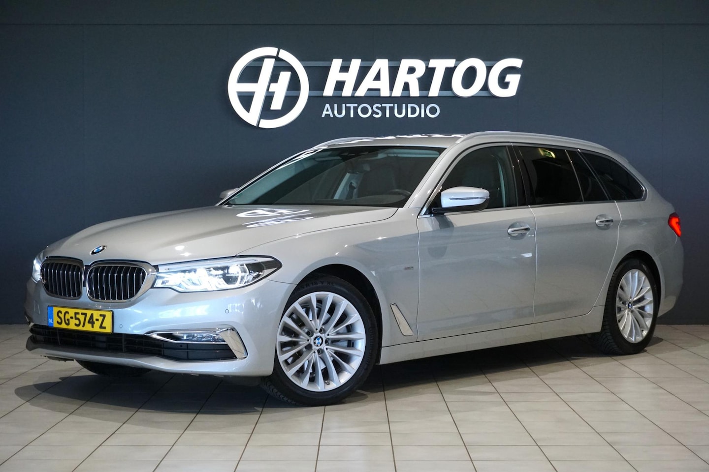 BMW 5-serie Touring - 520i High Executive *NL AUTO / DEALER OH* + MEMORY / HEAD-UP - AutoWereld.nl