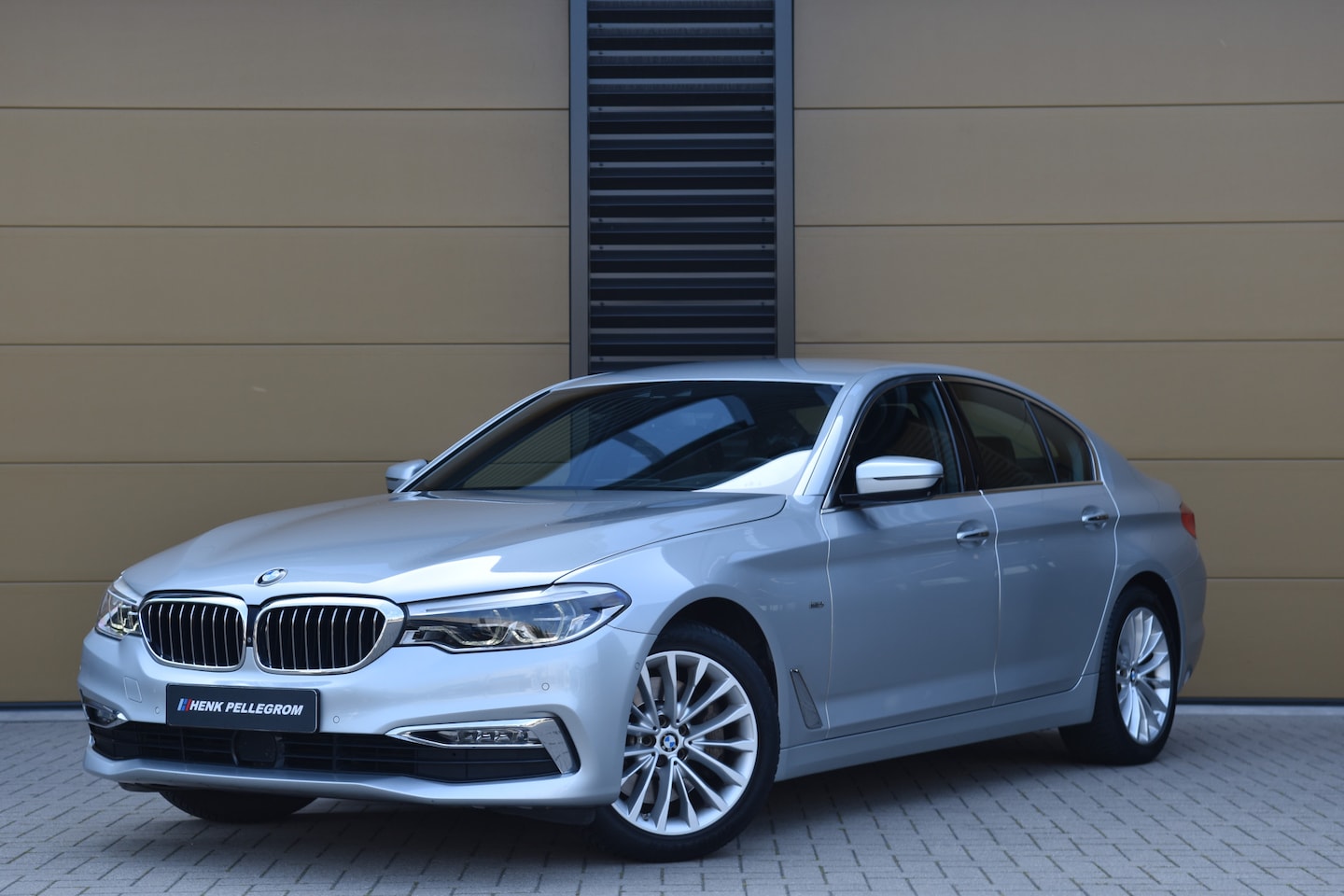BMW 5-serie - 530i High Executive * Head-up * Softclose * Harman/Kardon * Trekhaak * Comfortstoelen * - AutoWereld.nl