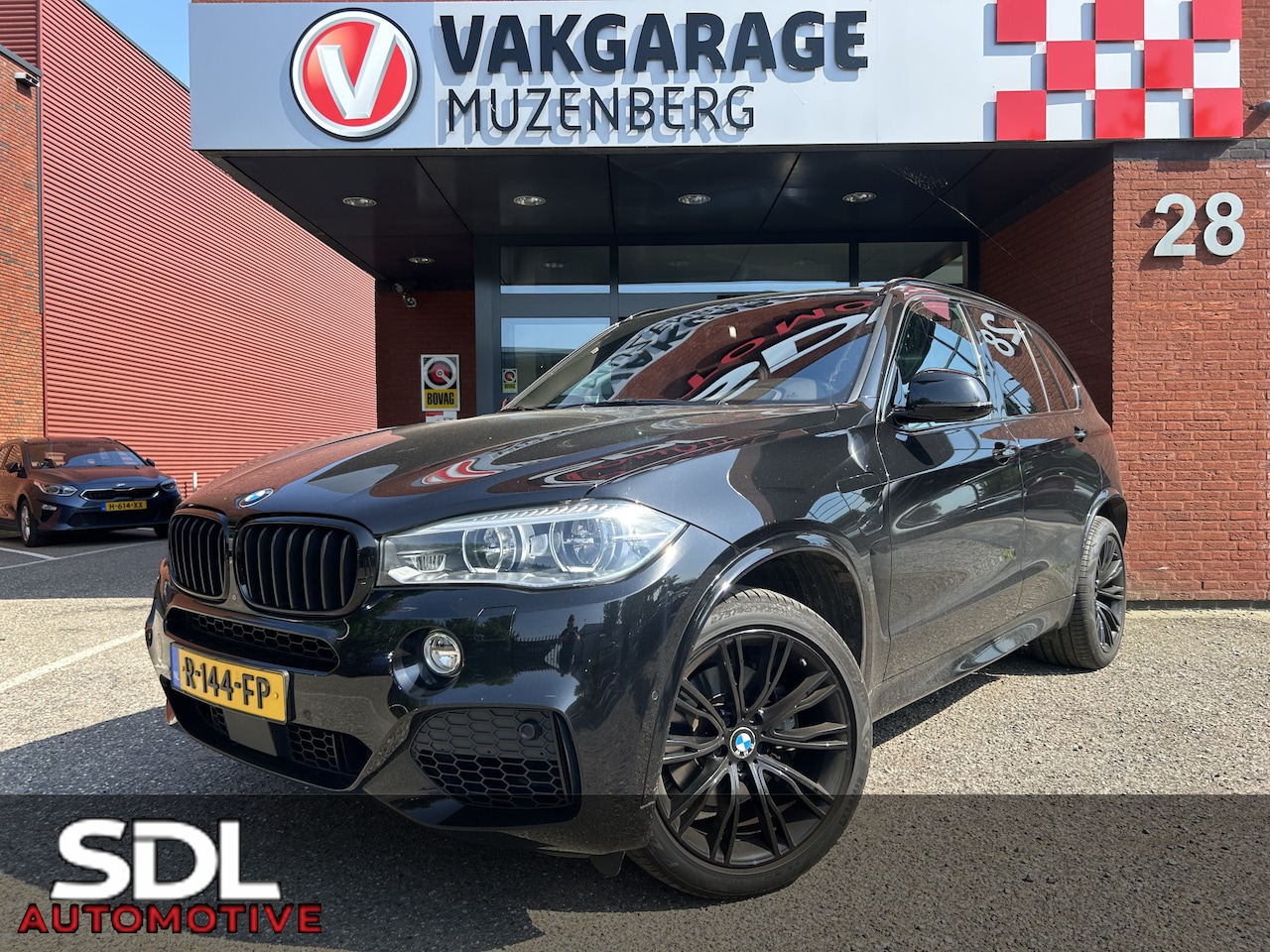 BMW X5 - xDrive40e iPerformance M Sport Shadow SOH 84% // PANO/SCHUIFKANTELDAK // MEMORYSEAT // NAV - AutoWereld.nl