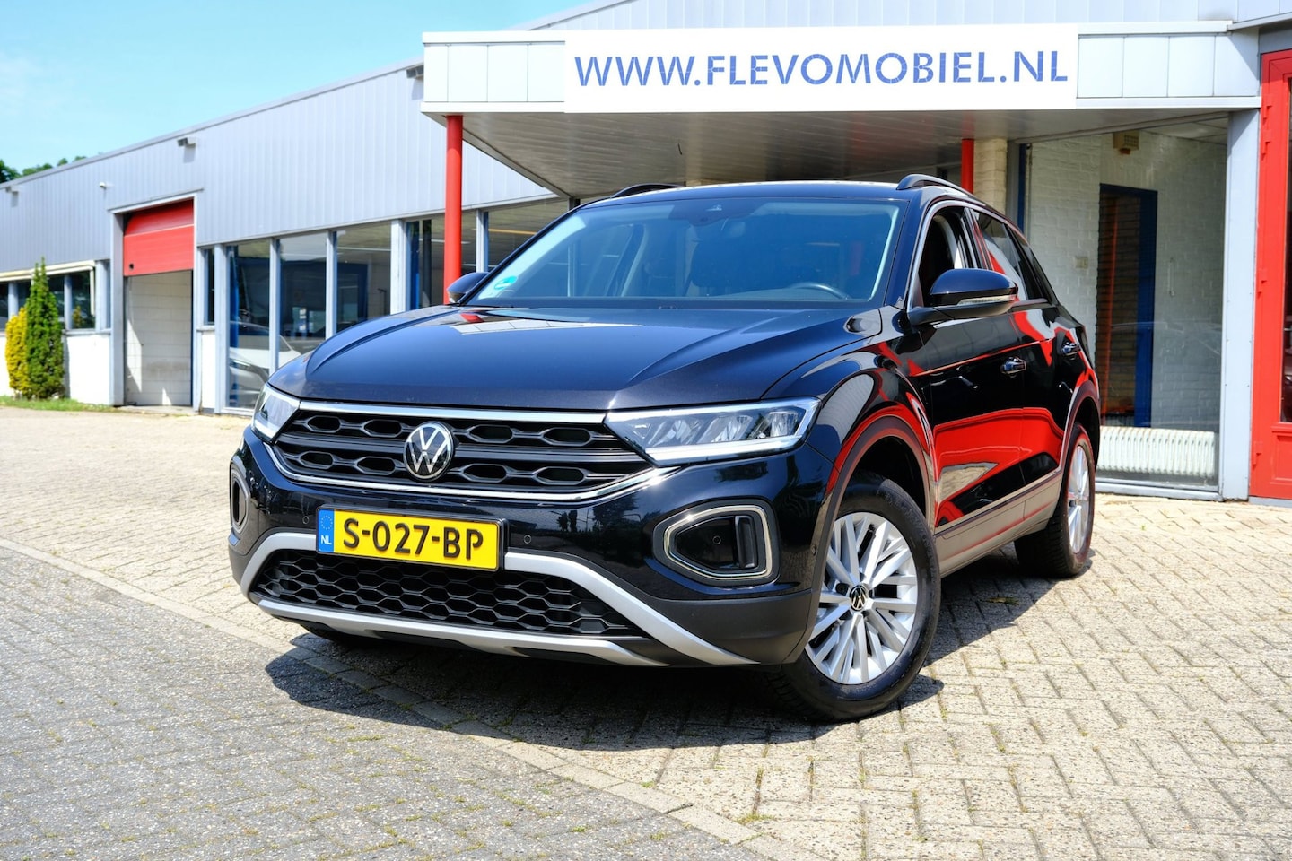 Volkswagen T-Roc - 1.0 TSI Life Adapt.Cruise|Airco|LMV|ParkAssist - AutoWereld.nl
