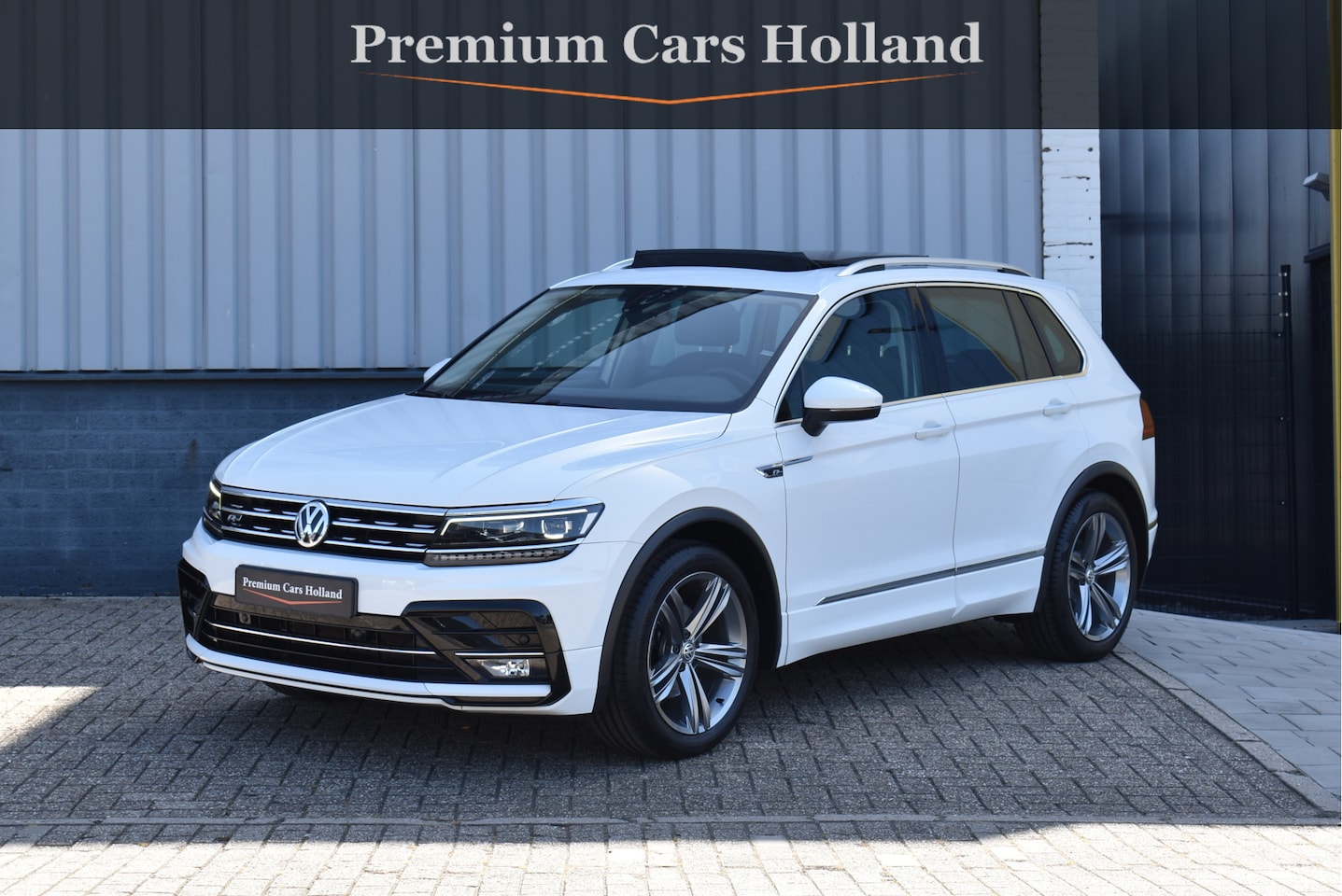 Volkswagen Tiguan - 1.4 TSI R-Line 150 Pk DSG Pano Keyless Camera Trekhaak Full Led 19 Inch - AutoWereld.nl