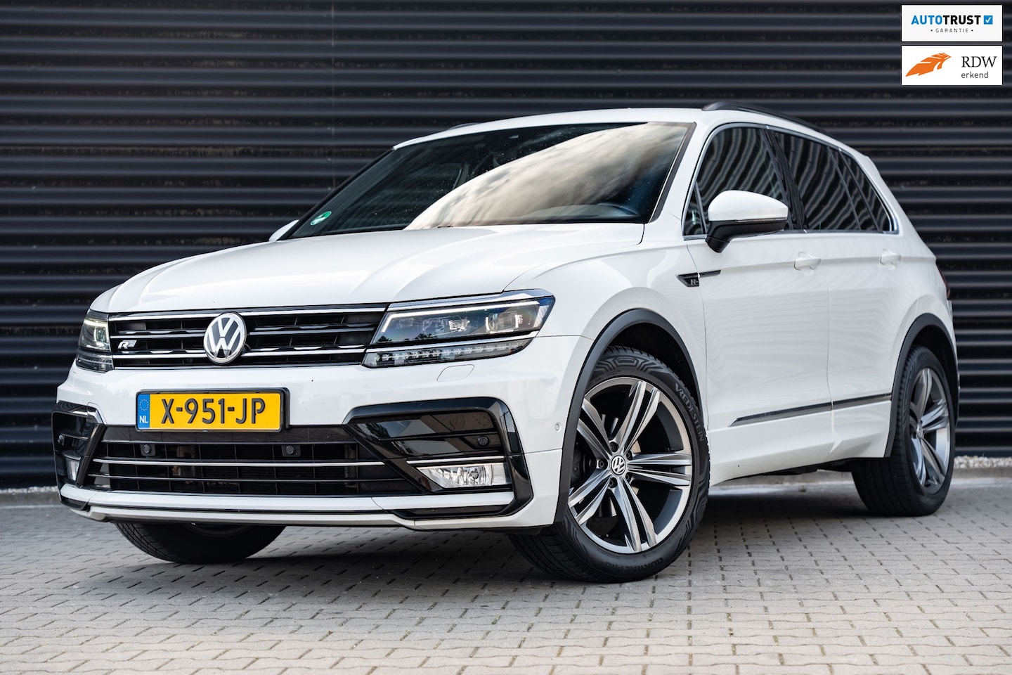 Volkswagen Tiguan - 1.4 TSI 3x R-Line / Virtual cockpit / CAMERA / LED - AutoWereld.nl