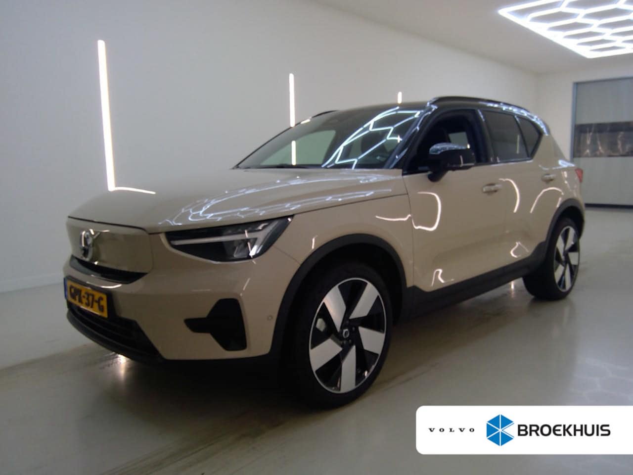Volvo EX40 - Single Motor Extended Range Ultra 82 kWh | VERWACHT | SOH 95% | Trekhaak | 360 Cam | Pano - AutoWereld.nl