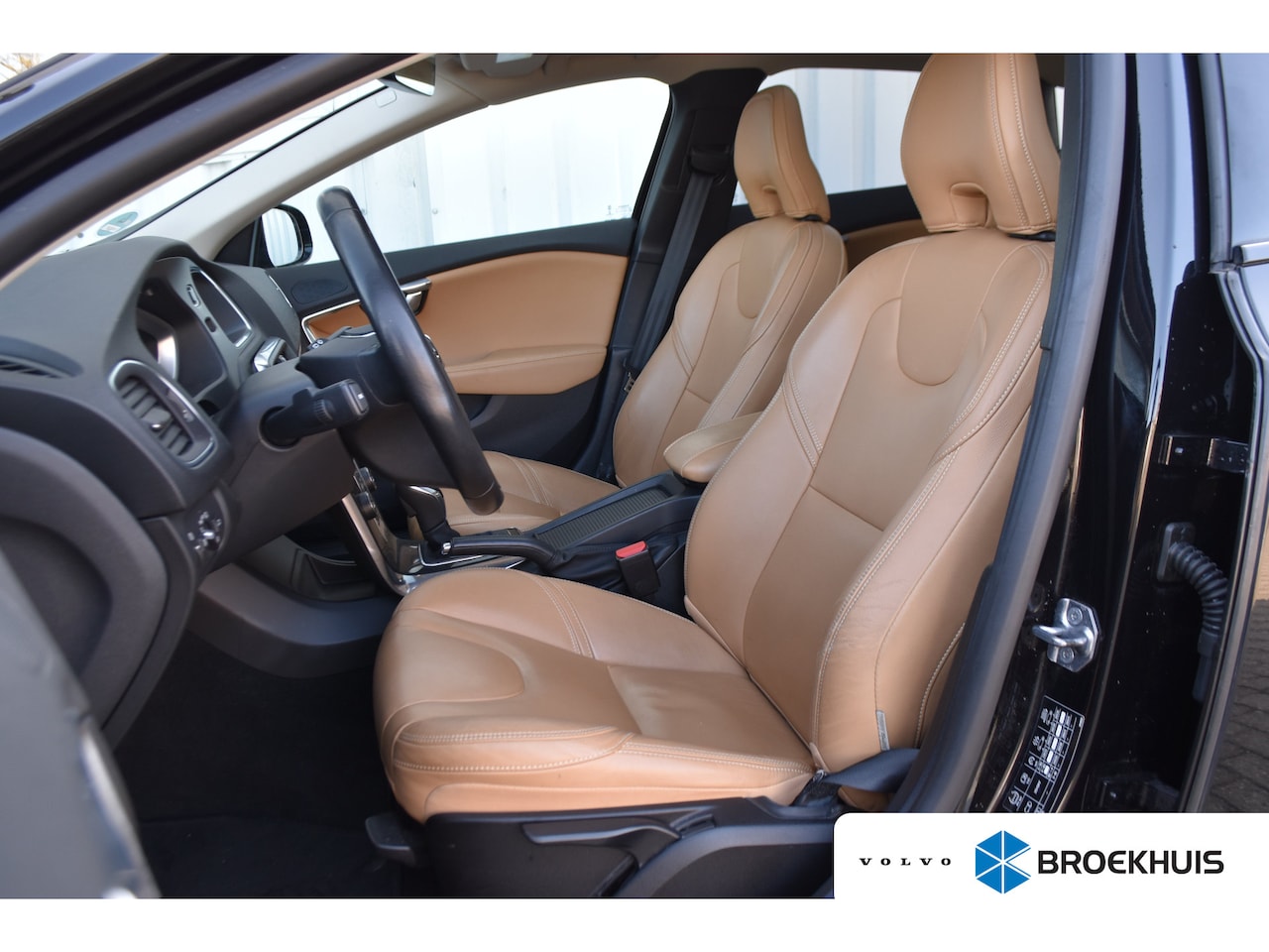 Volvo V40 Cross Country - 1.5 T3 Polar+ Luxury Leder | Panorama | DealerOnderhouden! | Trekhaak | Camera - AutoWereld.nl
