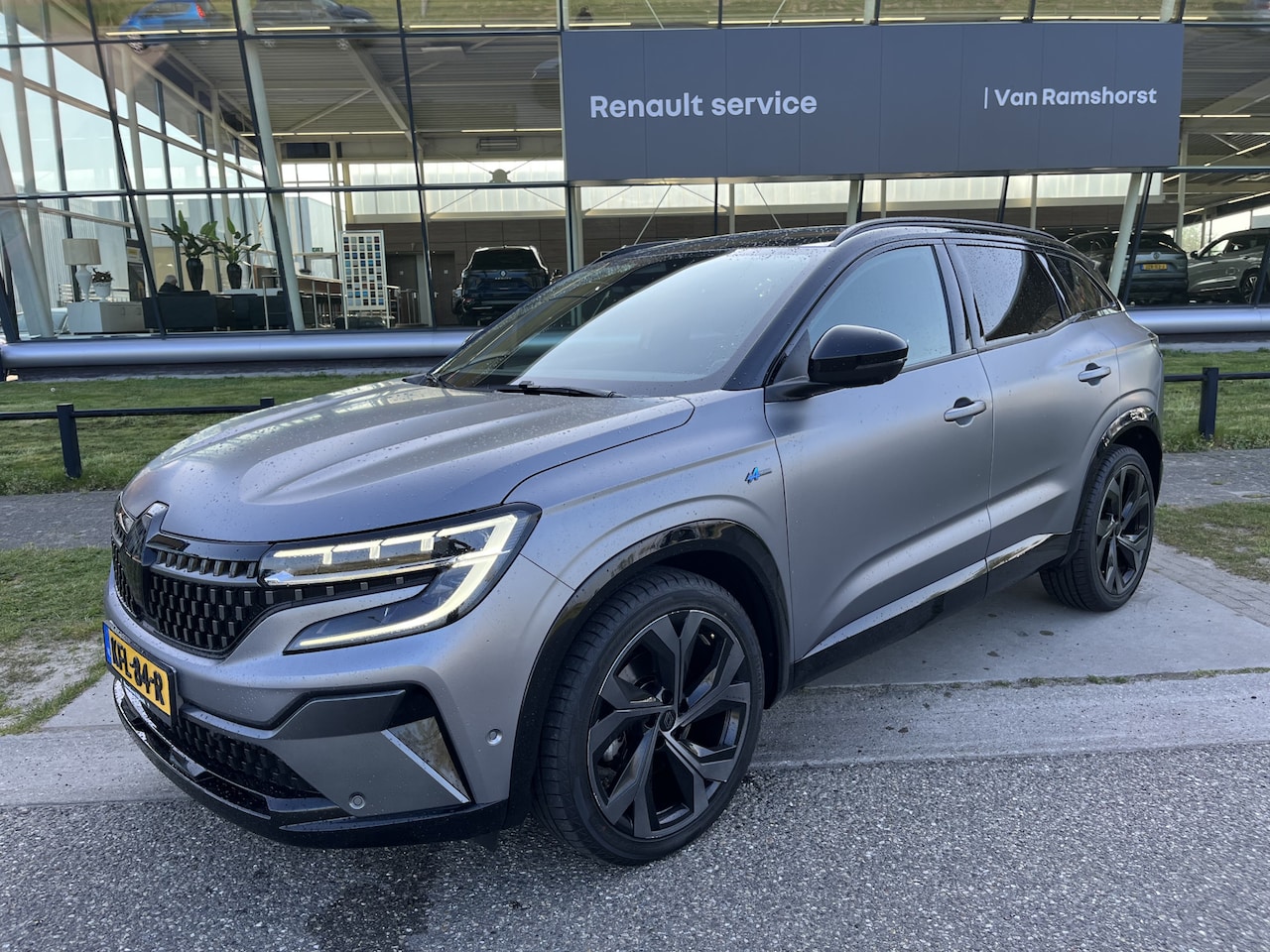 Renault Austral - 1.2 E-Tech 200PK iconic esprit Alpine Mat-grijs / Winterpakket / 360 Camera /Elektr. achte - AutoWereld.nl