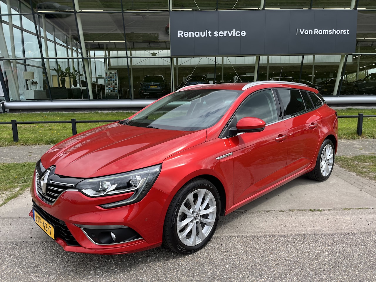 Renault Mégane Estate - 1.2 132PK TCe Limited / Camera / Blind spot warning / PDC V+A / Keyless / Cruise / 17''LMV - AutoWereld.nl