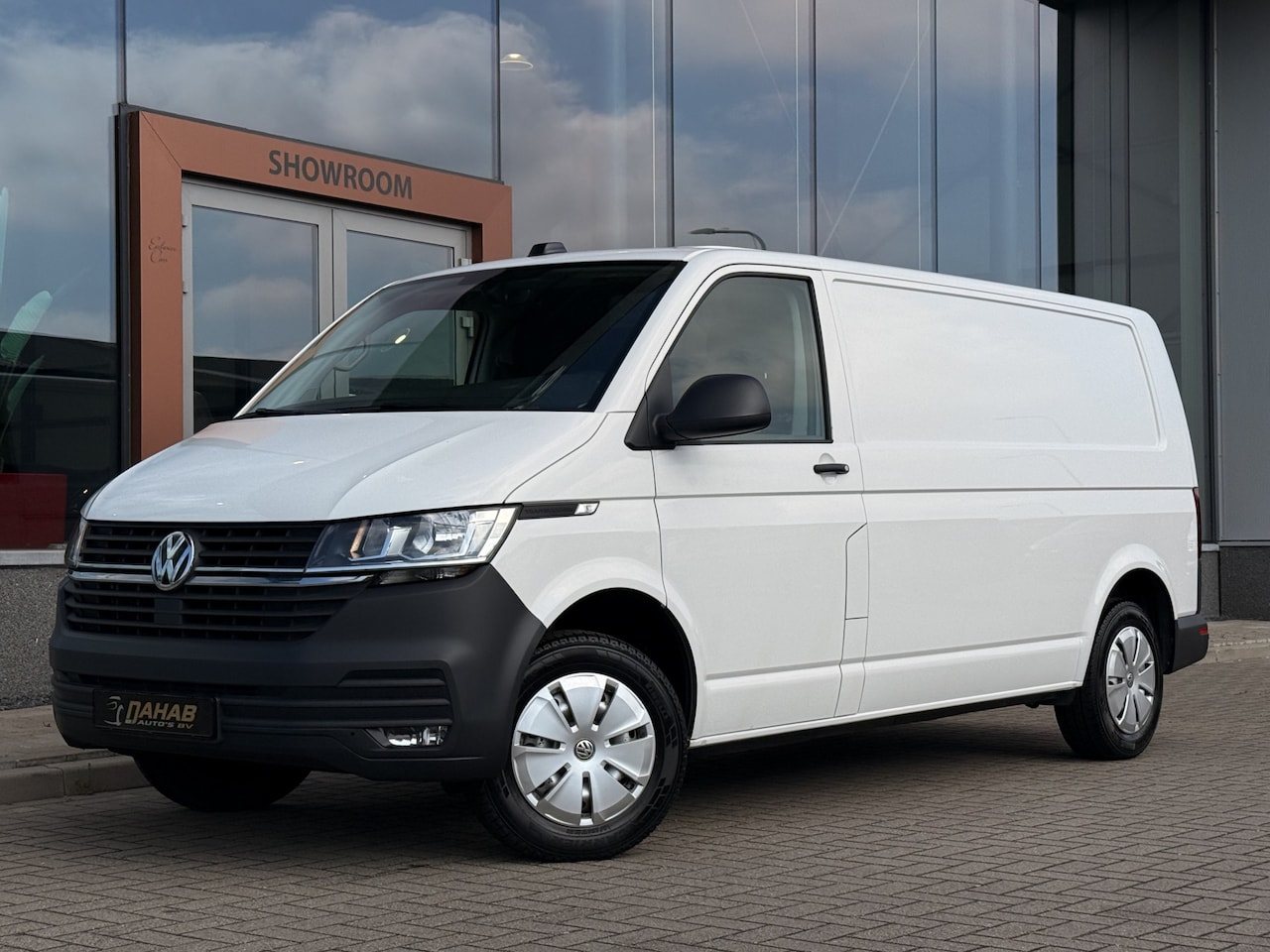 Volkswagen Transporter - 2.0 TDI L2H1 28 Comfortline T6 | 150PK | 6Bak | Navi | Apple Carplay - AutoWereld.nl