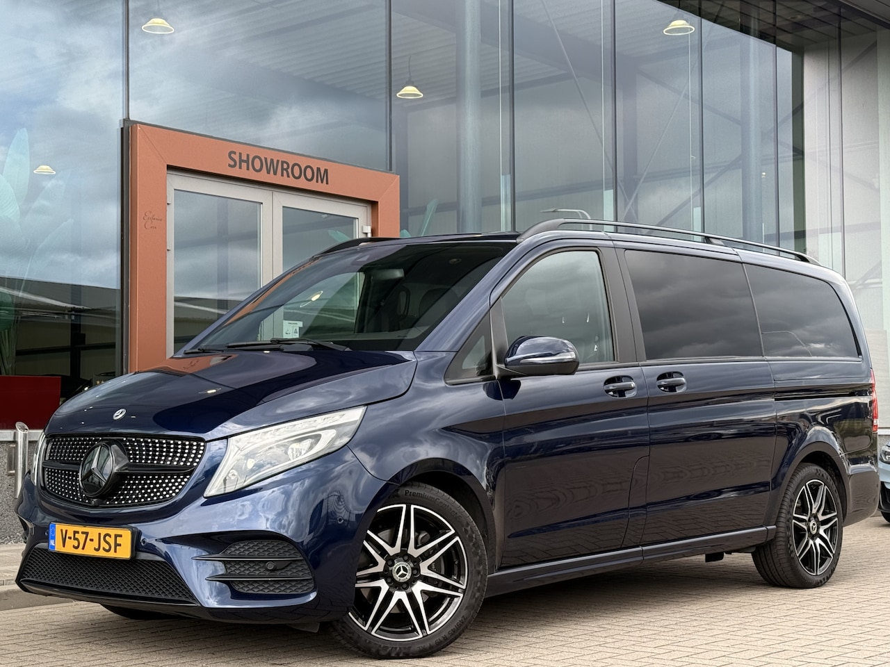 Mercedes-Benz V-klasse - 300d Lang DC | AMG | Burmester | 360 Camera | Leder | Stoelverwarming | EL. Schuifdeuren - AutoWereld.nl