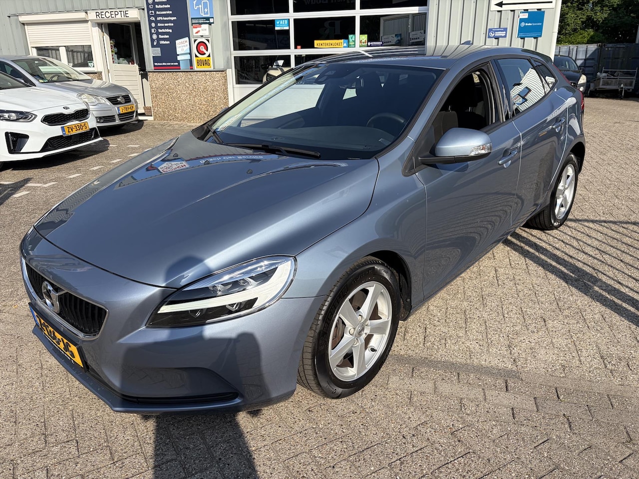 Volvo V40 - 1.5 T2 122PK Geartronic Kinetic - Navigatie - Parkeersenoren - AutoWereld.nl