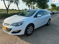 Opel Astra Sports Tourer - 1.4 Business + Airco/Scherm Navigatie