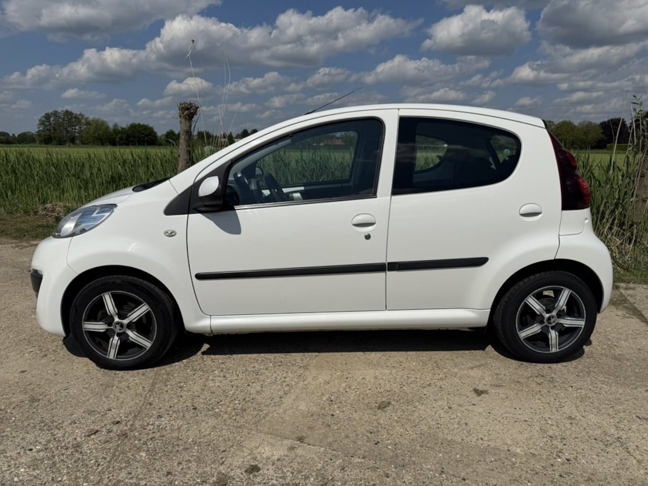 Peugeot 107 - Nette Peugeot 107, 1.0 5DR 2012 Wit/Airco/NAP/LM velgen - AutoWereld.nl