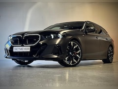 BMW i5 Touring - M60 xDrive |Panorama |Ext./Inter. Carbon |Iconic Glow |HUD |360° |H&K