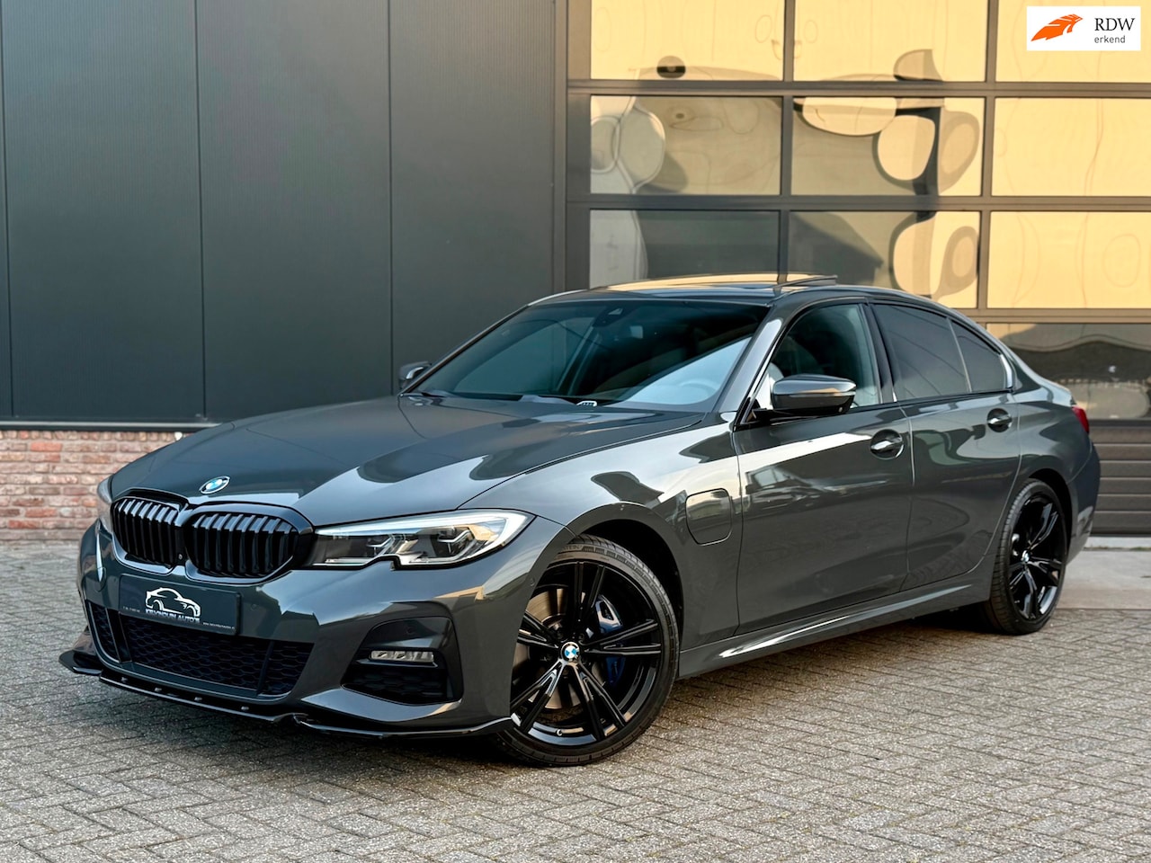 BMW 3-serie - 330e High Executive 292pk 340i/Pano/Maxton/H&K - AutoWereld.nl