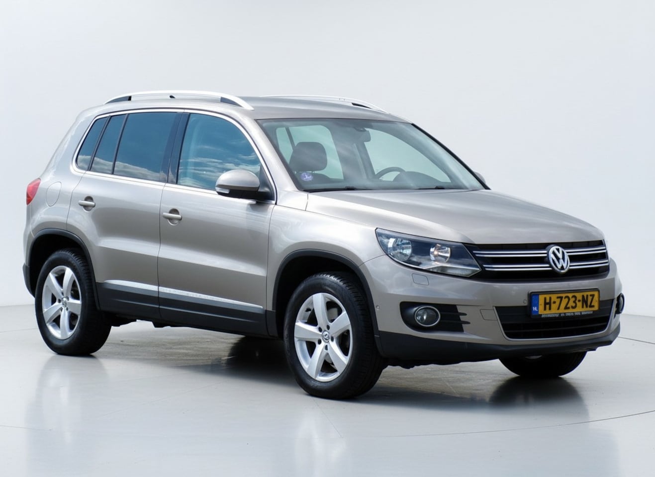 Volkswagen Tiguan - 1.4 TSI Sport&Style|Cruise|Trekhaak|PDC|BT - AutoWereld.nl