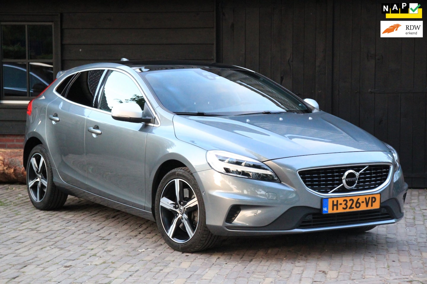 Volvo V40 - 1.5 T3 Polar+ Sport R Design/Panorama/Camera/ parkeersensor v,a/Trekhaak afneembaar - AutoWereld.nl