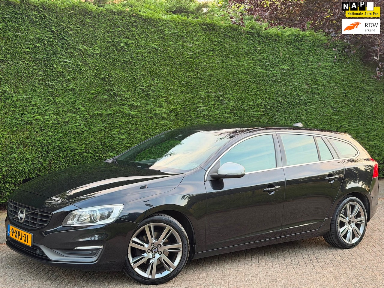 Volvo V60 - 2.0 D4 Momentum AUTOMAAT/RIJDGOED/PDC/XENON/APK - AutoWereld.nl